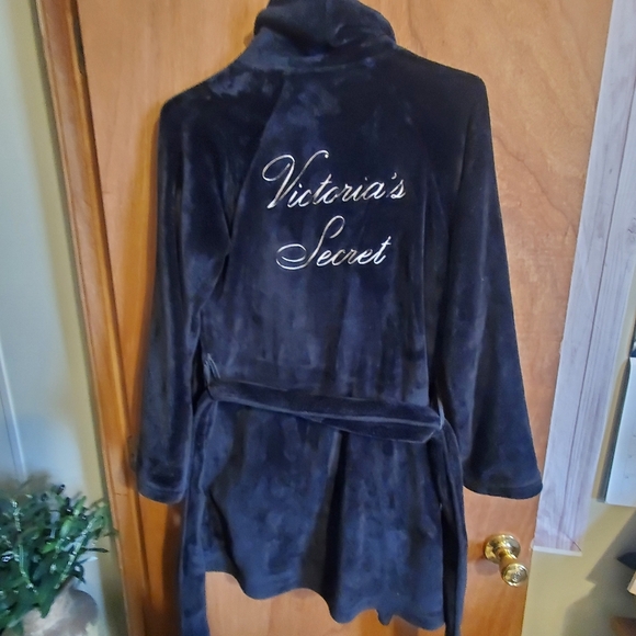 Victoria's Secret Luxurious Black Robe. Fleece. XS. MID LENGHTH. TIE WAIST - Picture 5 of 8